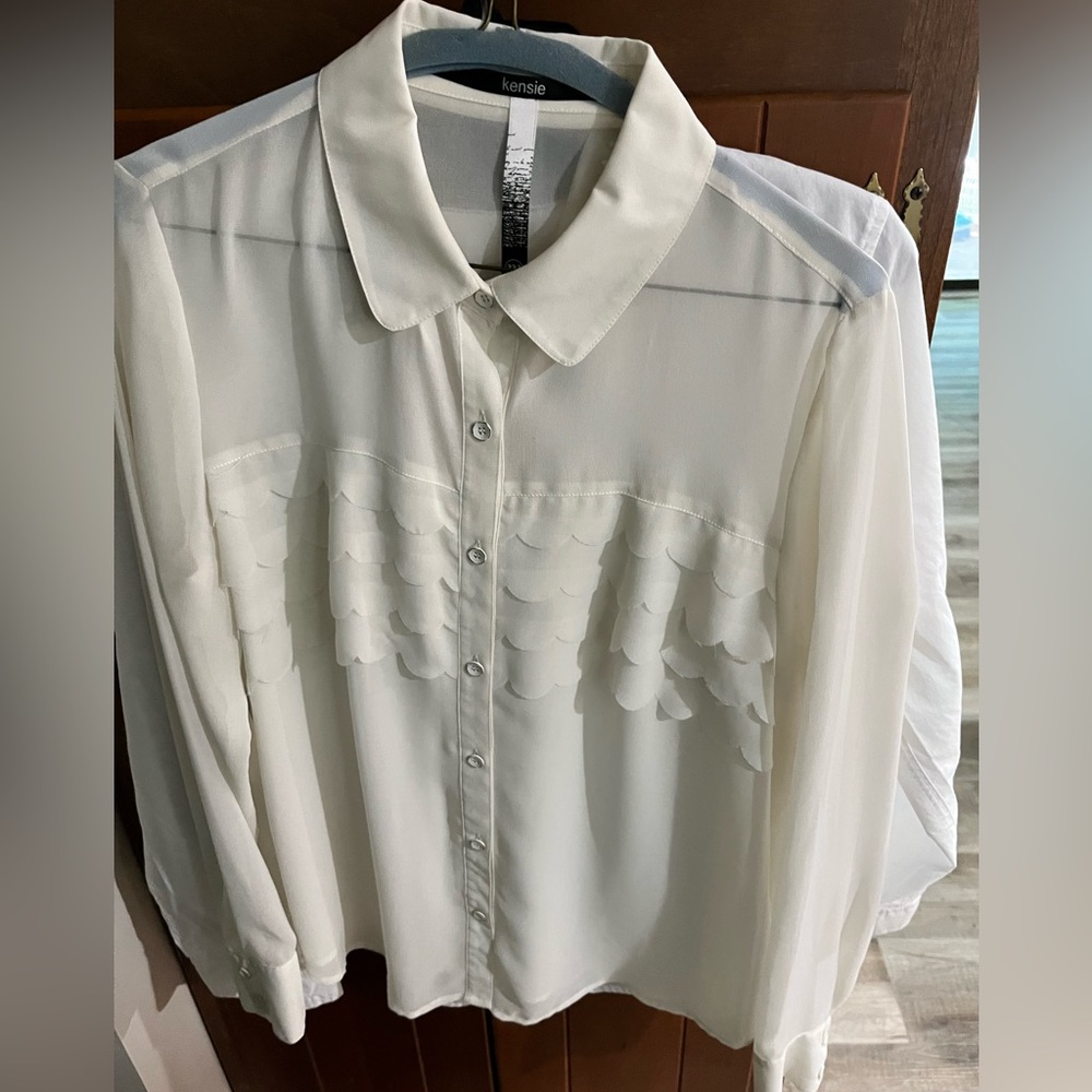 Kenzie blouse with detailed center size M